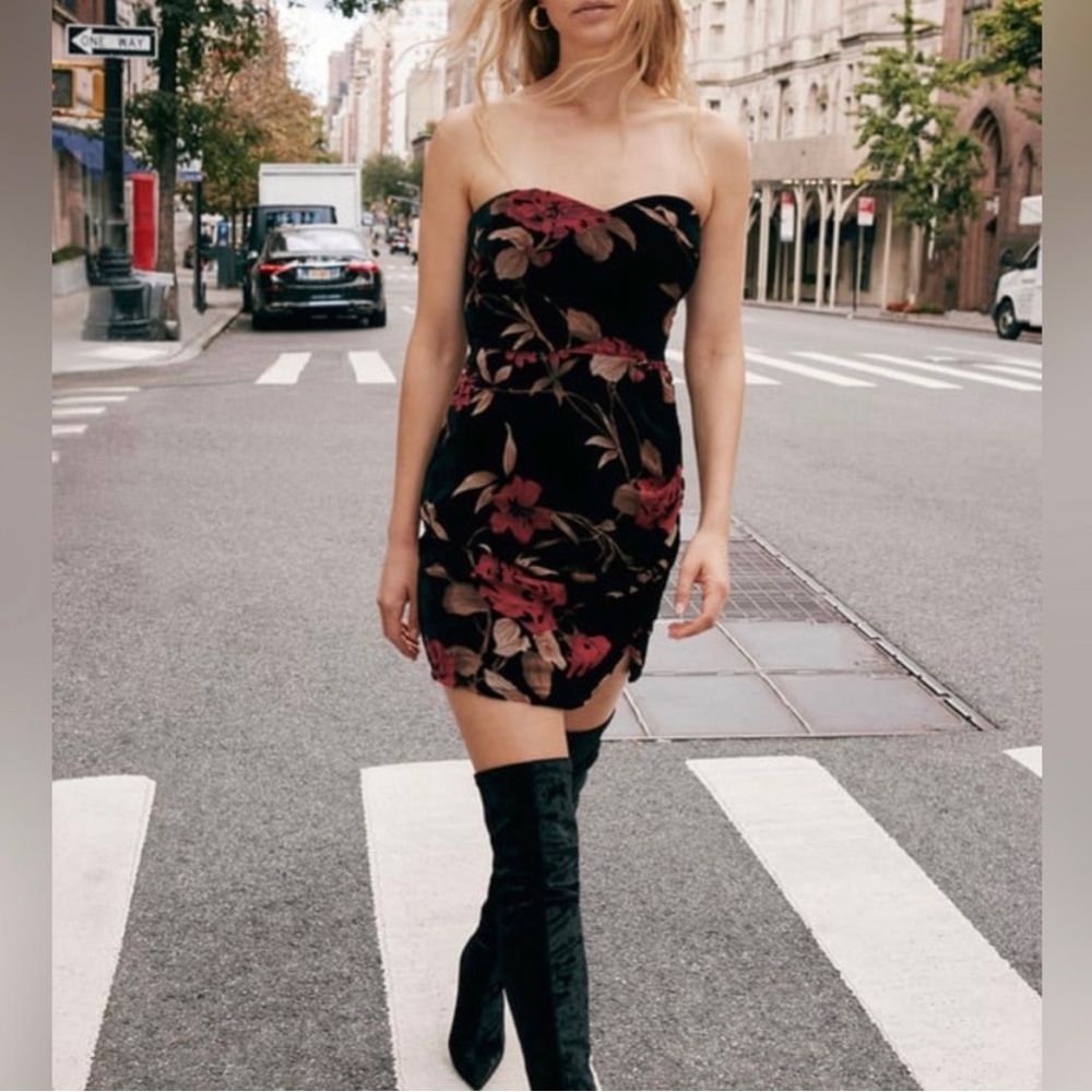 Lulu's 🖤♥️ Floral Print Velvet Strapless Mini Dress size S